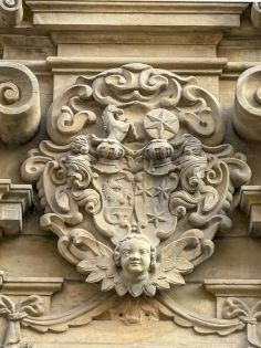 4. Herb małżeński, czyli kompozycja heraldyczna powstała z połączenia herbów małżonków. Na tarczy dwudzielnej w słup po heraldycznie prawej stronie herb Nimptschów, po lewej Schliewitzów.