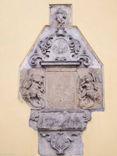 Epitafium Adama Becka; trzecie od lewej