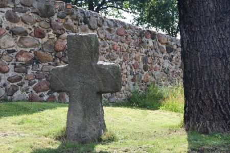 Lutynka, pow. żagański, gm. Wymiarki; krzyż z lewej na poprzednim zdjęciu