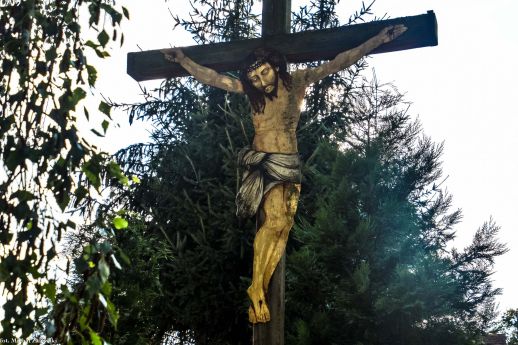 Chrystus z blachy na drewnianym krzyżu przydrożnym; Niemcza Jasinek