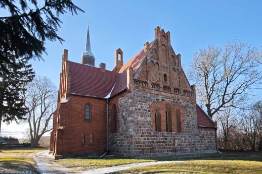 Kościół w Sadlnie; widok od południowego wschodu; narożnik z szachownicami