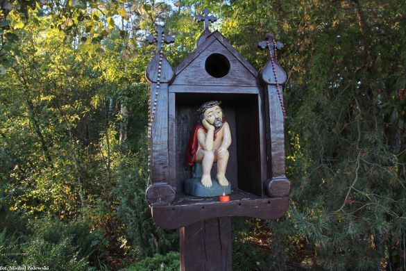 Chrystus frasobliwy w kapliczce przydrożnej w Zdunach