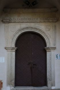 Kościół Ducha świętego, portal z herbami