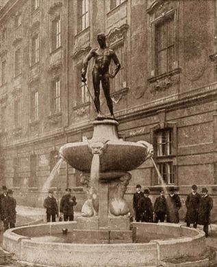 Fontanna z Szermierzem; odsłonięcie 26 listopada 1904 na placu Uniwersyteckim (fot. 1907)