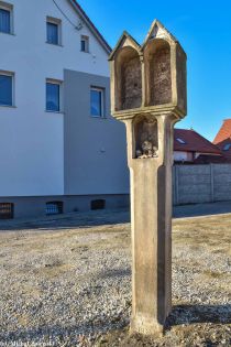 Kamienna kapliczka przydrożna, Męcinka