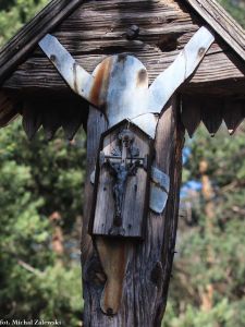 Krzyż drewniany koło wsi Świące