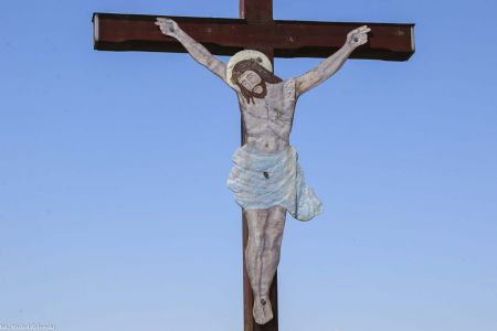 Krzyż drewniany przy drodze