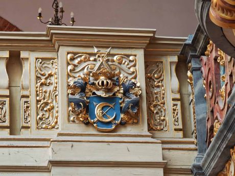 Herb Miltnerów von Miltenberg na balustradach empor naw bocznych w farze elżbietańskiej