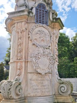 Cokół pomnika w 2025 r.)