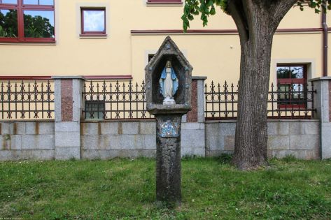 Polkowice; kapliczka monolitowa przy kościele św. Michała Archanioła