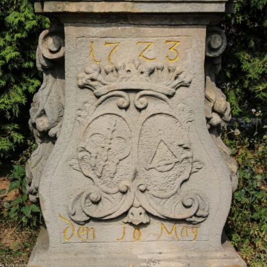 Herby w małżeńskim aliansie na cokole figury św. Jana Nepomucena w Izbicku. Według Katalogu Zabytków Sztuki (Powiat strzelecki 1961, 14): kartusz z niezidentyfikowanym herbem. To herb maleństwa: Larisch (mąż - prawa strona herbowa) i Zedlitz (żona - lewa strona herbowa). Byli z pewnością fundatorami figury. Larischowie byli w tym czasie właścicielami Izbicka.