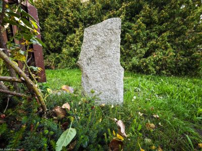 Strzeszów, pow. trzebnicki, gm. Wisznia Mała; trzon granitowego krzyża na cmentarzu kościelnym