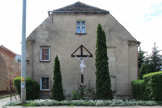 Drewniany krzyż przy posesji 35 w Pełcznicy