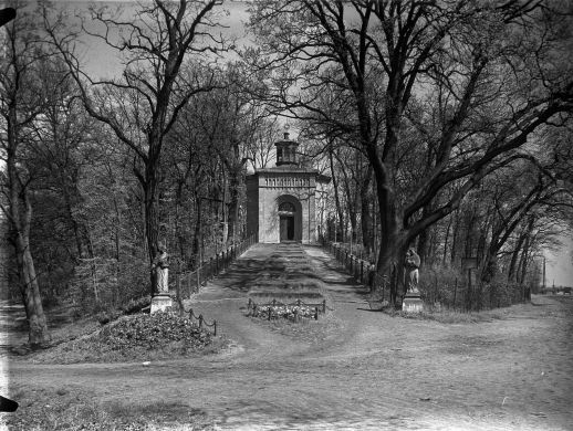 Figury św. Franciszka Ksawerego (z lewej) i św. Antoniego z Padwy (z prawej) z pocz. XVIII w. przy drodze na Wzgórze Kapliczne (fot. lata 20. XX w.)