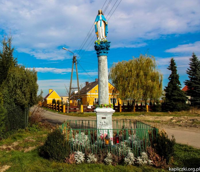 Plik:Czernica kolumna maryjna.jpeg