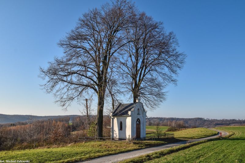 Plik:Gumniska kapliczka domkowa.jpg