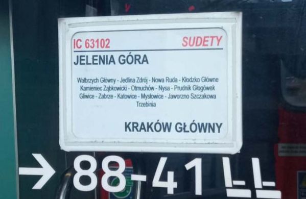IC 63 102 Sudety; Jelenia Góra - Kraków Główny; spalinowy zespół trakcyjny SKPL. Zmieniona czasowo relacja. Zamiast przez Świdnicę i Dzierżoniów przez Kłodzko Główne.