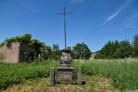 Krzyż przydrożny w Milęcicach