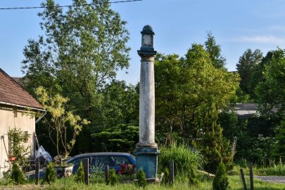 Radoniów, pow. lwówecki; kapliczka słupowa przy głównej drodze