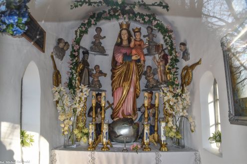 Latoszyn, murowana kapliczka przydrożna