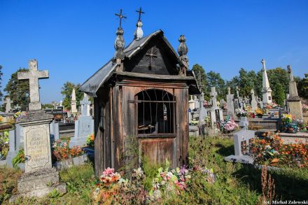 Drewniana nagrobna kapliczka domkowa, cmentarz Puszcza Solska, Biłgoraj