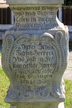 8. Inskrypcja z lewej strony widza na cokole pomnika św. Jana Nepomucena w Świdnicy Polskiej