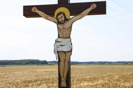 Krzyż z Chrystusem z blachy w Starych Siołkowicach