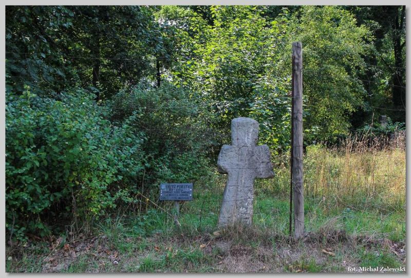 Plik:Gronów krzyż kamienny.jpg