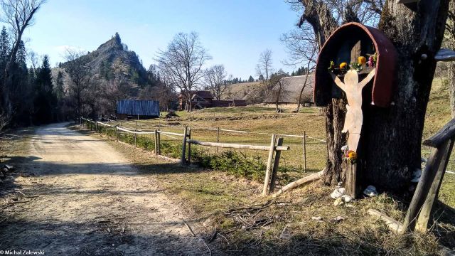 Biała Woda (Jaworki) gm. Szczawnica, łemkowski krzyż z Chrystusem malowanym na blasze, fot. 2019