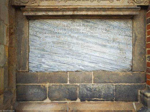 Epitafium na nagrobku Ehrenfrieda Fellnera (zm. 1729) i jego żony Anny Reginy z domu Kennemund (zm. 1739)