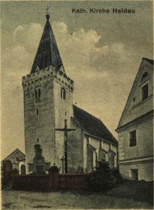 Hajduki Nyskie, gm. Nysa; krzyż z Chrystusem z blachy przy kościele (fot. 1918-1939), nie ma współcześnie blaszanej figury.