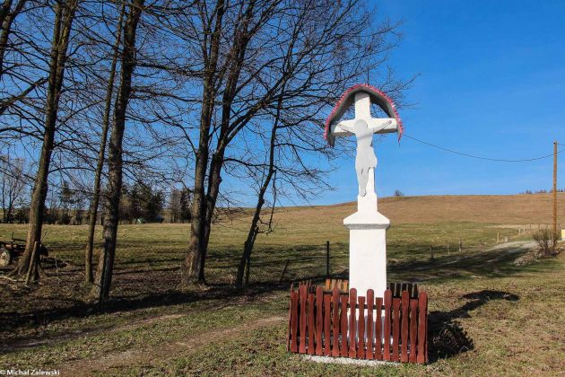 Krzyż z blaszanym Chrystusem w Mochnaczce Niżnej, fot. 2019