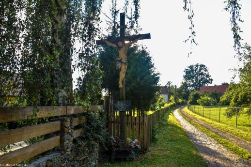 Drewniany krzyż przydrożny; Niemcza Jasinek