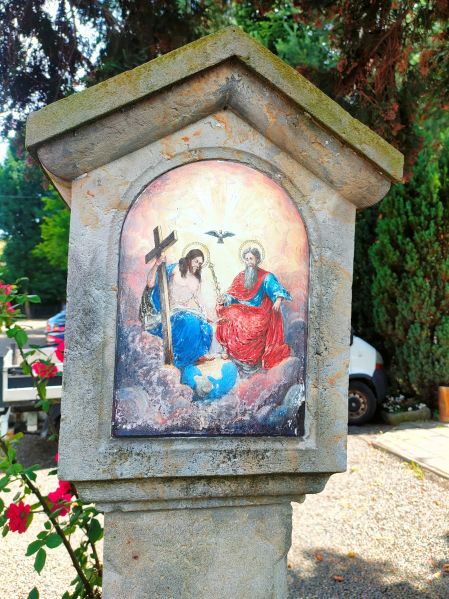 Plik:WambierzyceKapliczkaSłupowa a.jpg