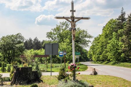 1. 2013 r. Krzyż przydrożny z Chrystusem z blachy.