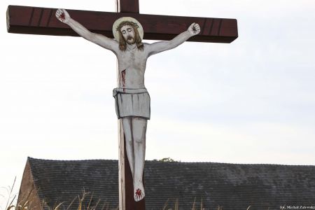 Krzyż przydrożny z wyciętym z blachy Chrystusem w Kujakowicach Dolnych
