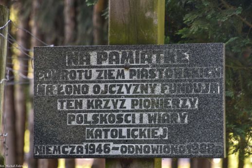 Tablica inskrypcyjna na przydrożnym krzyżu; Niemcza Jasinek