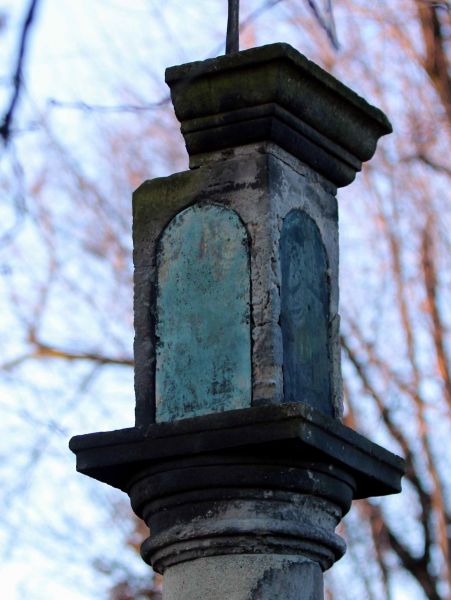 Plik:Jaszkotle, kostka kolumny.jpeg