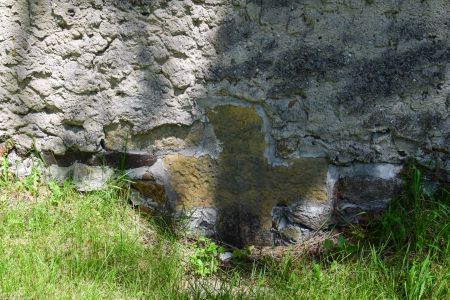 Lubomierz, pow. lwówecki; jeden z 3 krzyży w południowej części muru cmentarnego; wizerunek korda