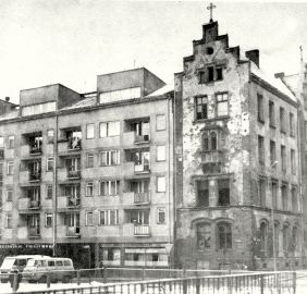 26. Dom senioralny z kapliczką Dompniga tuż przed wyburzeniem, 1969 r.