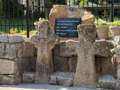 Marczyce, pow. karkonoski, gm. Podgórzyn; dwa piaskowcowe krzyże we wnęce murku; krzyż po lewej z pełną aureolą i rytem miecza