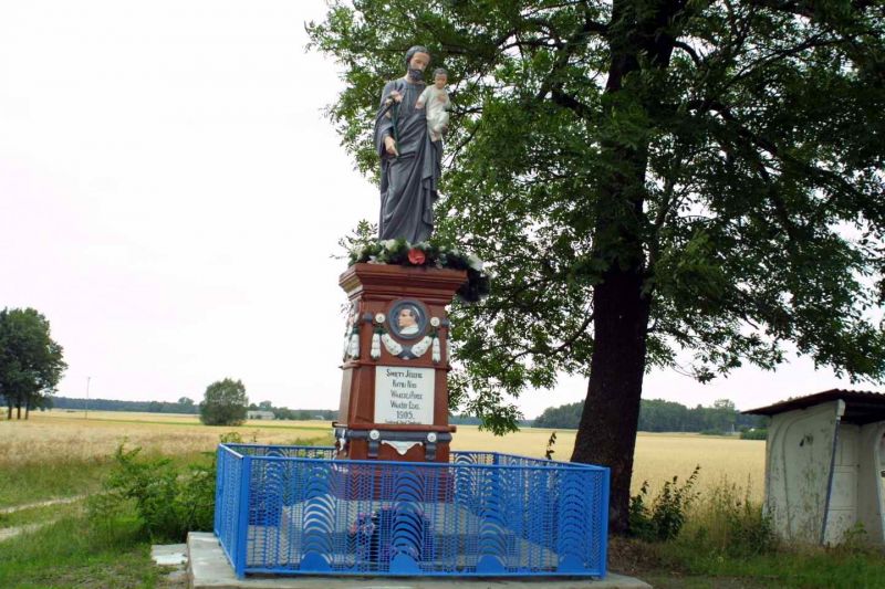 Plik:Przybojewo, figura św. Józefa.jpeg