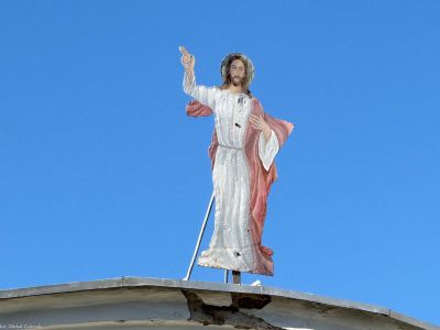 Żelazno, Kłodzko, fot. 2025; Jezus na bramie na cmentarz kościelny