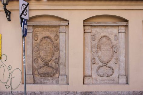 Płyta pamiątkowa cechu sukienników i jej dokładna kopia (1713);