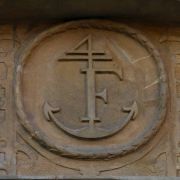 Niezidentyfikowany herb (gmerk, Hausmarke) na portalu kamienicy Rynek 3