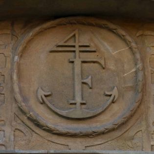 Niezidentyfikowany gmerk (Hausmarke) na portalu kamienicy Rynek 3