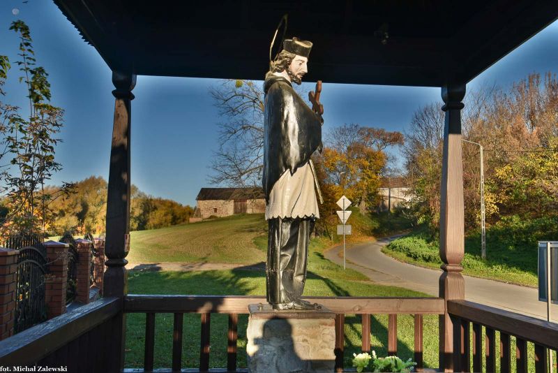 Plik:Opatów kapliczka brogowa Nepomucen.jpg