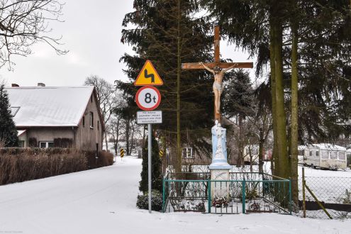Gniewomirowice, legnicki; krzyż, figura matki Boskiej z inskrypcją