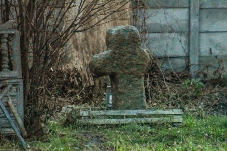 Kandlewo, pow. wschowski, gm. Wschowa; przedwojenna tradycja łączyła krzyż z pobytem na Śląsku wojsk szwedzkich (wojna trzydziestoletnia, lub III wojna północna) - krzyż miał upamiętniać śmierć zabitego w pojedynku przez kolegę szwedzkiego oficera.