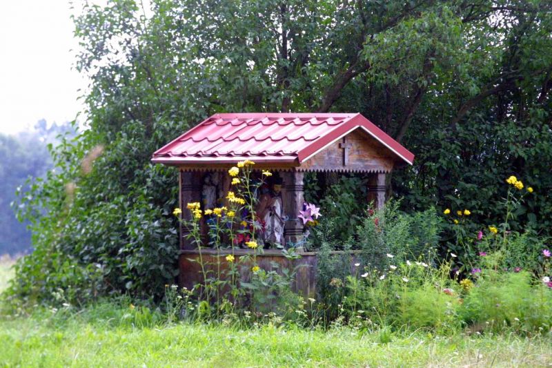 Plik:Święck Strumianydrewniana kapliczka,jpeg.jpeg